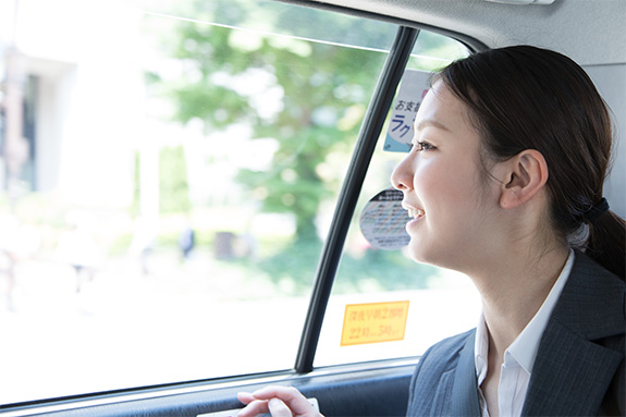 写真：タクシーに乗っている女性